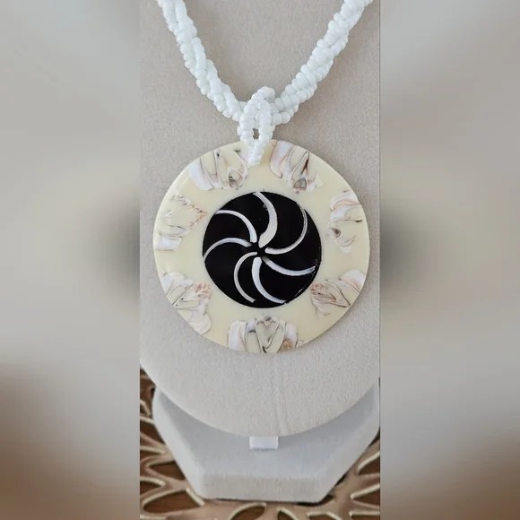 Handpainted Blk & White Design Shell Pendant With 16in Beaded Necklace - Picture 2 of 9
